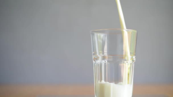 Выливание Молока Стекло Размытом Фоне — стоковое видео