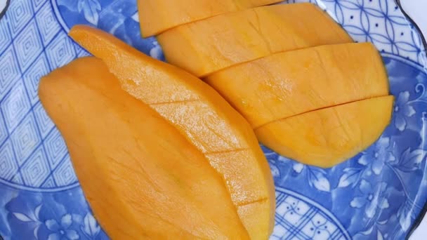 Cerrar Fruta Mango Plato Azul — Vídeos de Stock