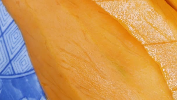 Fermer Mangue Sur Assiette Bleue — Video