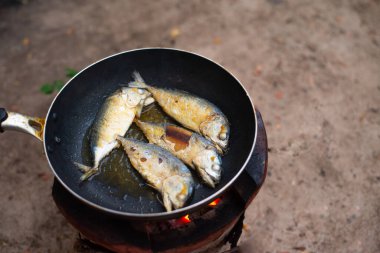 Kömürde siyah tavada kızartılmış ton balığı..