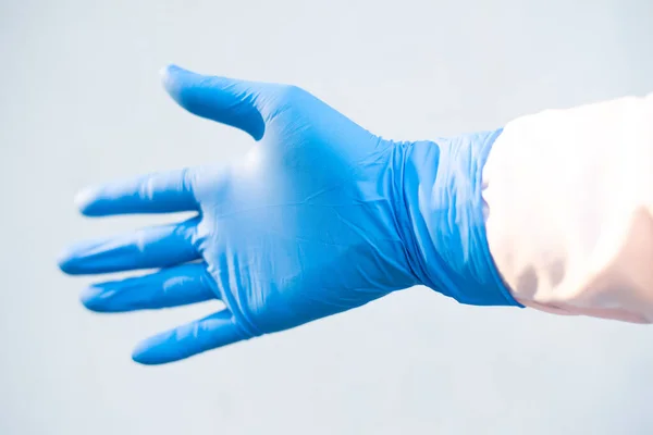 Mano Messo Guanto Blu Sfondo Bianco Concetto Scienza Medica — Foto Stock