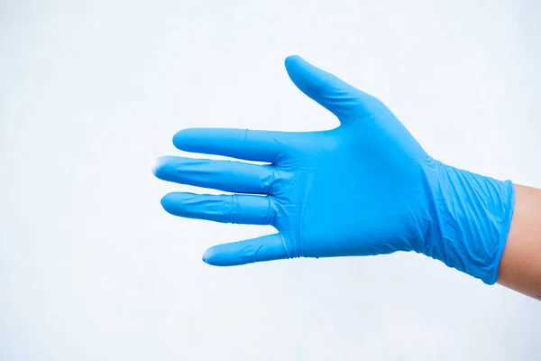 Hand Legte Blauen Handschuh Auf Weißem Hintergrund Medizinisches Wissenschaftskonzept — Stockfoto