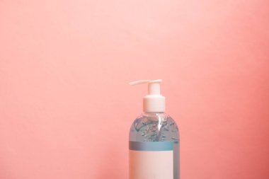 Pembe pastel arka planda mavi alkol jelini kapat..