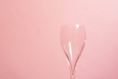 İçki konseptinde pembe pastel arka plan kupası.