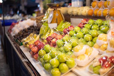 Pazarda karışık meyveler paketlenmiş..