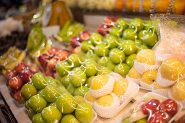 Pazarda karışık meyveler paketlenmiş..