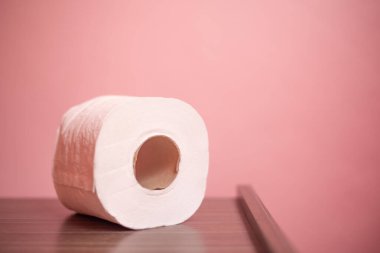 Pembe pastel arka plandaki tuvalet kağıdını kapat..
