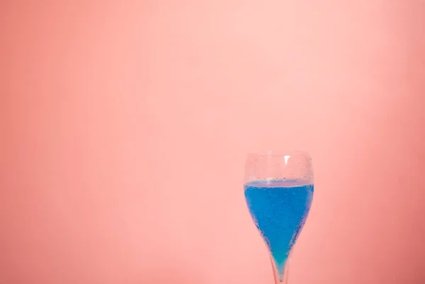 Blue Hawaii Cola Polla Copa Vino Tono Pastel Rosa — Foto de Stock