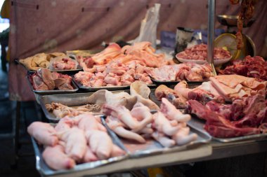 Tayland sokak pazarında çiğ eti kapat.