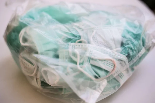 Corona Covid Virüsünü Önlemek Için Plastik Poşette Çöp Cerrahi Maskesi — Stok fotoğraf