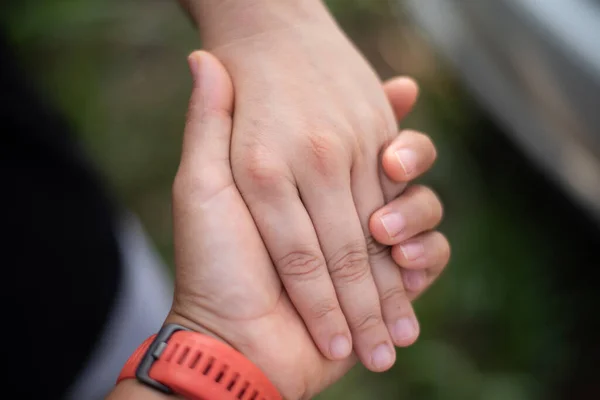 Close Hand Couple Blured Background Έννοια Αγάπη — Φωτογραφία Αρχείου