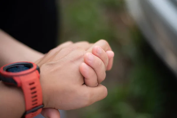 Close Hand Paar Auf Blauem Hintergrund Liebe Konzept — Stockfoto