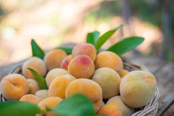Cerca Frutas Melocotón Naranja Mesa Madera —  Fotos de Stock