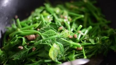 Tavada yeşil chayote pişirme.