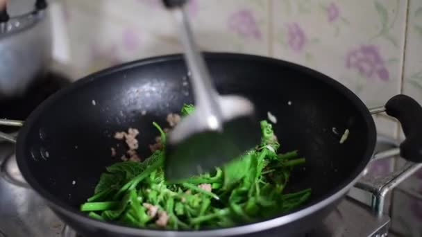 用平底锅煮绿茶 — 图库视频影像