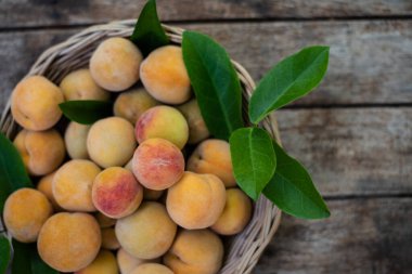 Ahşap masadaki şeftali meyvelerini kapatın..