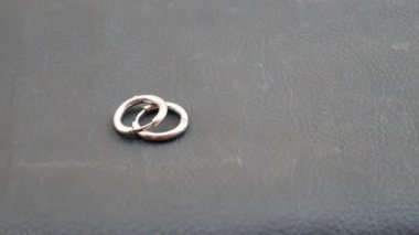 Siyah arkaplandaki küpeleri kapat.