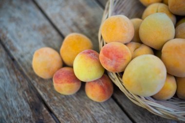 Ahşap masada şeftali tohumu.