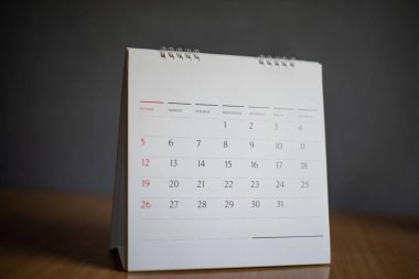 Planlama konseptinde gri arkaplan takvimini kapat.