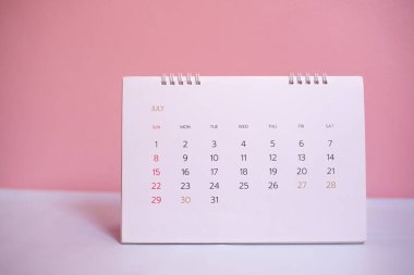 Planlama konseptinde pembe arkaplan takvimini kapat.