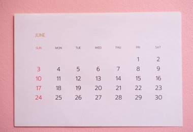 Planlama konseptinde pembe arkaplan takvimini kapat.