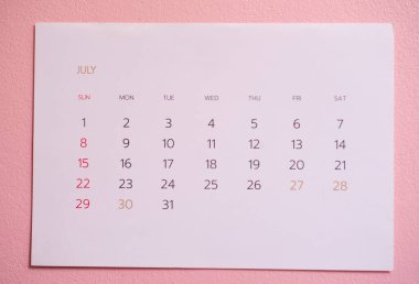 Planlama konseptinde pembe arkaplan takvimini kapat.