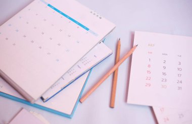 Planlama konseptinde pembe arkaplan takvimini kapat.