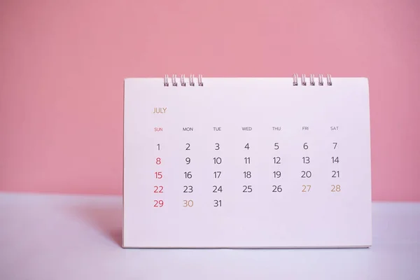 計画コンセプトのピンクの背景にカレンダーを閉じる ロイヤリティフリーのストック画像