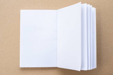 Ahşap dokuyla ilgili anıları kaydetme konsepti üzerine kağıt notlu kalem.