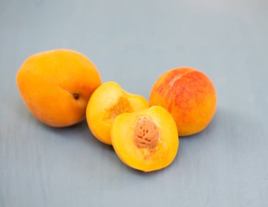 Gri arka planda şeftali meyvesi..