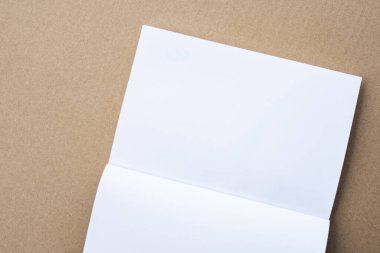 Masa yazarı kavramı üzerine beyaz kağıt notu.