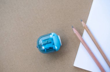 Masa yazarı kavramı üzerine beyaz kağıt notu.