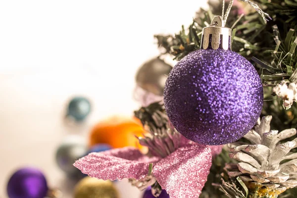 Fioletowa kulka Boże Narodzenie na pinetree — Zdjęcie stockowe