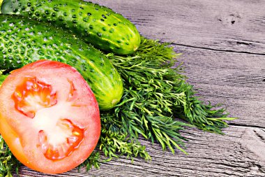 slised domates ve salatalık ahşap tablo