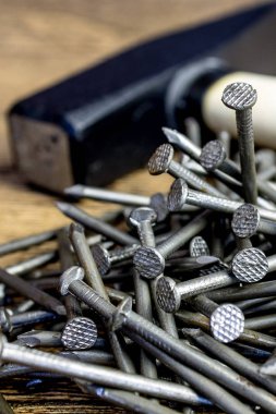 Ahşap masa, Araçlar arka plan üzerinde metal çivi