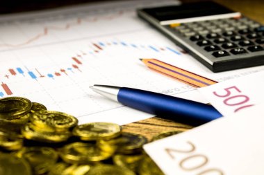 hesap makinesi, kalem ve para graffica Dow Jones