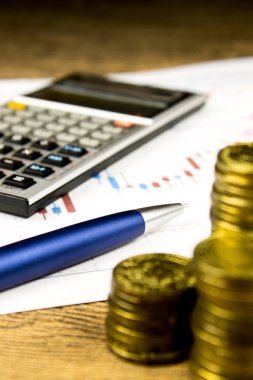 hesap makinesi, kalem ve para graffica Dow Jones