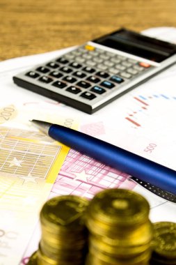 hesap makinesi, kalem ve para graffica Dow Jones