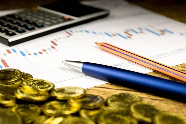 Calculadora, lápis e dinheiro em graffica o Dow Jones — Fotografia de Stock