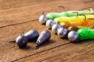 üzerinde kahverengi ahşap bir masa jig balıkçılık lures