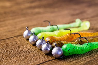üzerinde kahverengi ahşap bir masa jig balıkçılık lures