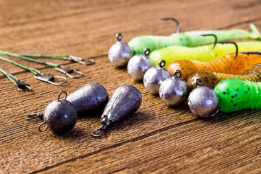 üzerinde kahverengi ahşap bir masa jig balıkçılık lures