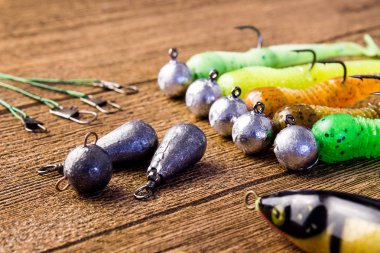 üzerinde kahverengi ahşap bir masa jig balıkçılık lures