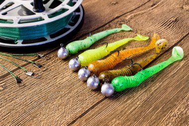 üzerinde kahverengi ahşap bir masa jig balıkçılık lures