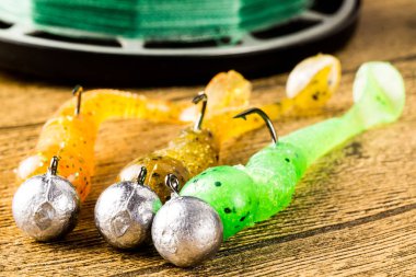 üzerinde kahverengi ahşap bir masa jig balıkçılık lures