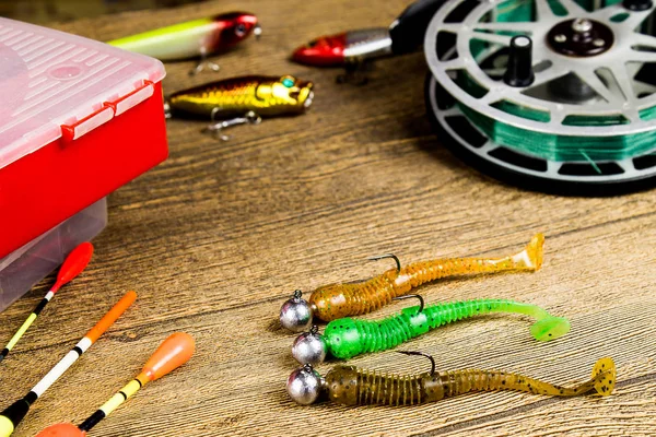 Señuelos de pesca en una mesa de madera marrón — Foto de Stock