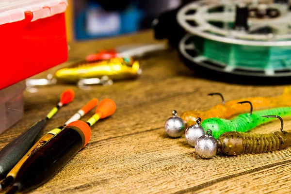 Señuelos de pesca en una mesa de madera marrón — Foto de Stock