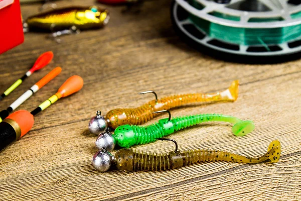 Señuelos de pesca en una mesa de madera marrón — Foto de Stock