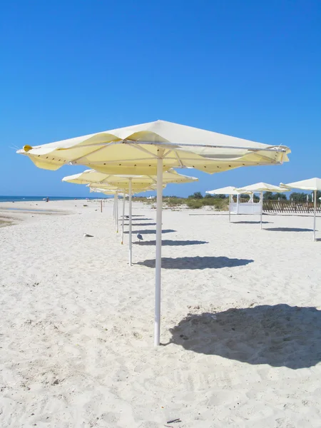Strand parasols aan zee — Stockfoto