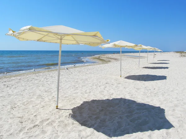 Guarda-chuvas de praia à beira-mar — Fotografia de Stock